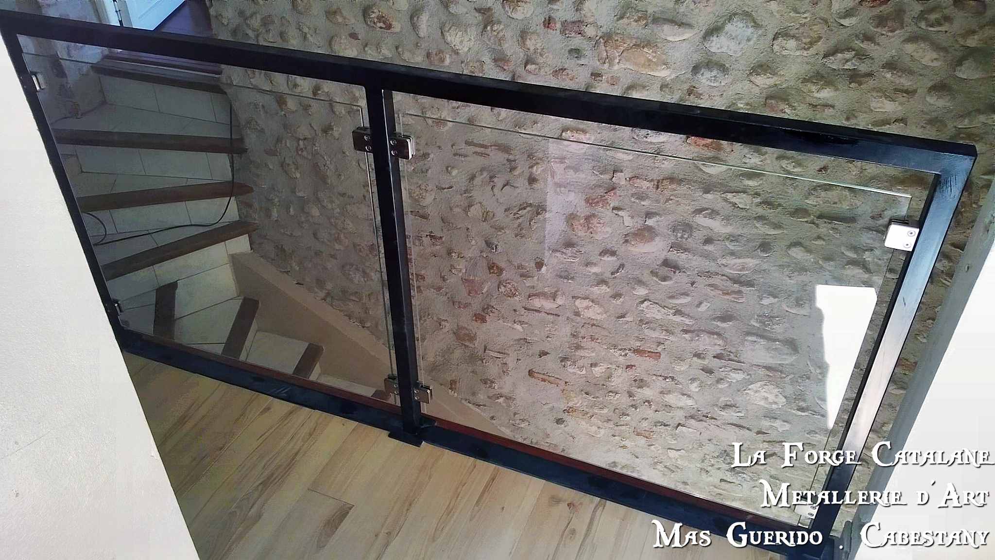 Garde corps verre ossature en fer carre pinces a verre forge catalane (6).jpg